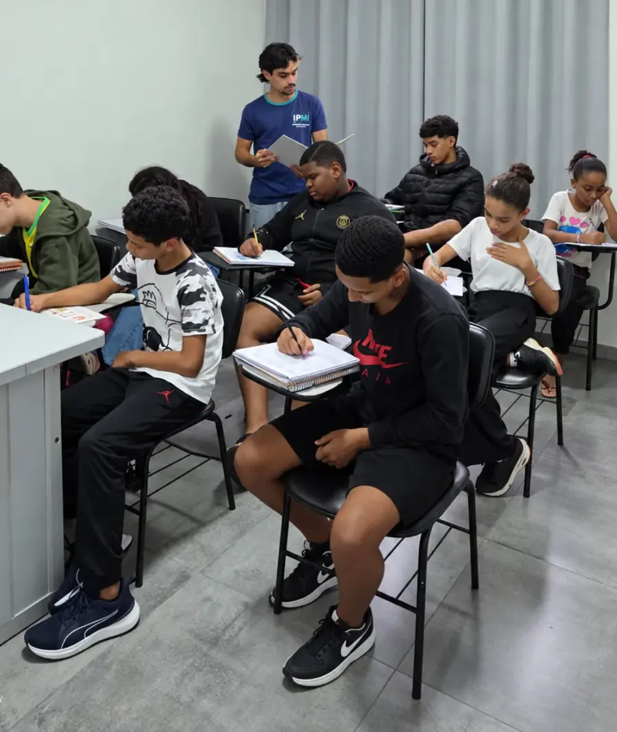 Turma do preparatório do IPMI resolvendo exercícios em sala, com professor acompanhando